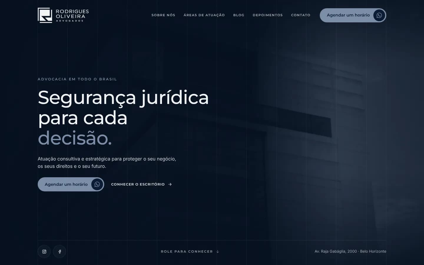 Depois: primeira tela do site novo, com a marca Rodrigues Oliveira, título Segurança jurídica para cada decisão e foto da fachada do prédio ao fundo